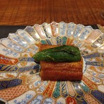 傳 - (2022/8 訪問)うなぎと肉厚ピーマン。うなぎは皮目をしっかりパリッと仕立ててありました。