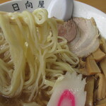 青竹手打ラーメン 日向屋 - 麺にスープが絡む。