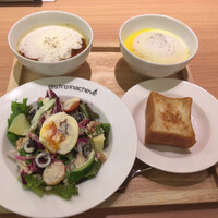 ビストロ・イナシュヴェ - たっぷりサラダと、テーラテールのおいしいパン。