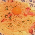 鎌倉パスタ - 厚切りベーコンのカルボナーラ(*^-^*)
            本タラバのクリームパスタも食べたけど写メぶれた〜失敗(-_-)！