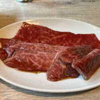 うしごろバンビーナ 渋谷店 - ・希少部位のタレ焼き：部位ごとの食感と風味の違いが楽しめ、焼肉の奥深さを実感。