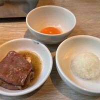 うしごろバンビーナ 渋谷店 - ・サーロインのすき焼き：甘辛い割り下ととろけるサーロインの相性が良好。卵にくぐらせて食べると心地よい余韻が残る味わい。