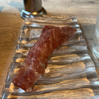 うしごろバンビーナ 渋谷店 - ・極上赤身の握り：とろけるような赤身肉とシャリの一体感が良好。