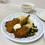 キッチン岡田 - B定食（海老フライ、クリームコロッケ、ミニカツ、ハンバーグ）¥650の揚げ物たち