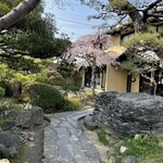 花の宴 - 玄関春の様子