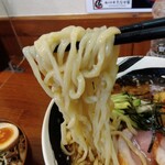 俺の中華たなか家 - 麺リフト⤴️ピント¤が甘くて…(^O^;)　喉越し良好なツルツル♬麺はとても美味☆