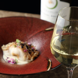将料理的存在推向高潮的日本酒和葡萄酒