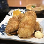 Sakana Ichiba Uchouten - ◆とり天は身が柔らかく、甘めのタレがいいお味で美味しい。1個が大きめなので3個いただくとボリュームがありますね。 因みに他の方の「とり天定食」はとり天が5個でした。