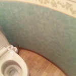 サボサボ - トイレは楕円形の変わった壁