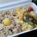 まんえい堂 - 【おこわ 1折(230g) 420円(税込)】栗おこわ(左)と山菜おこわ(右)
