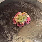 薫 HIROO - ピンク色は米沢牛のフィレの低温調理。周囲を藁で炙って薫香を纏わせます