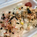 まんえい堂 - 【おこわ 1折(230g) 420円(税込)】梅ちりめんおこわ(左)と鮭おこわ(右)