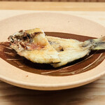 緒方 - ◆鮎一夜干し（島根・高津川）。鮎の内臓の塩辛うるかを塗って炭火焼きにしている。