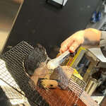 薫 HIROO - 鴨を炙っているところです