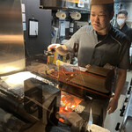 薫 HIROO - 焼き場に立つシェフ