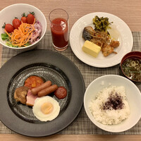 ザ・ループ(ホテルアゴーラリージェンシー大阪堺) - 洋風プレート、和風プレート、サラダ、ご飯、味噌汁、トマトジュース