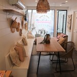 The Holiday LOUNGE - 店内