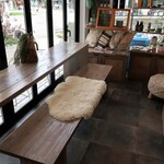 The Holiday LOUNGE - 店内