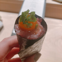 鮨 若尊 - マグロの手巻き うずら黄身載せ