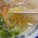 新生軒 - 柔い茹で上げの細麺