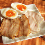 ねいろ屋 - ちゃーしゅー(200円)と味付玉子(100円)