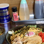 自家製太麺やきそば よしのり屋 - 焼きそば（並）750円とスジ肉スープ350円