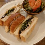 ハーブカフェ SORA - ツナとミョウガと黒ゴマのサンド 1,030円✨和のハーブ ミョウガが刻まれツナマヨとミックスされています。独特の風味と食感がクセになります♪そこへゴマのアクセントです。