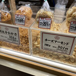 珍々堂 - チーズアーモンド100グラム¥301❗️明太子おかき100グラム¥324❗️