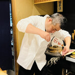 富小路 やま岸 - ◎活鮎に塩を真剣にふりかけて行く山ちゃん！