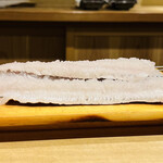 富小路 やま岸 - ◎鱧切りした鱧を串刺しに。