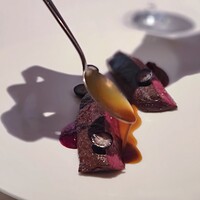 ヴァリノール - 夏の蝦夷鹿 ロティ 鹿のジュとブルーベリー、ビーツのピュレと共に