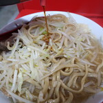 ラーメン二郎 - 醤油ダレ投入～♪
