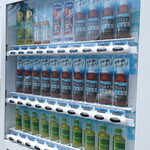 ラーメン二郎 - ウェイティングスペースの自販機