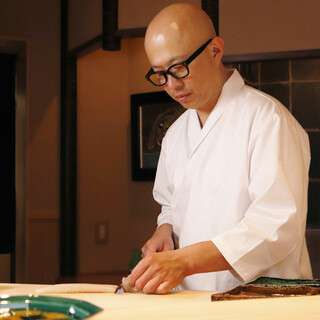 Mr. Taku Takenami, a craftsman who uses over 25 years of experience to create sushi that you can enjoy casually.