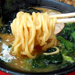 ラーメン 杉田家 - 酒井製の短尺平打ち中太麵