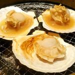Sumibiyakiniku Muteki - 生（刺身）でも食べることができるホタテを、バター醤油で焼いていただく。