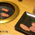 Sumibiyakiniku Muteki - 「厚切り極上タン塩」（2,280円）