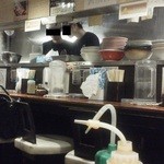 武蔵野アブラ學会 - 201304　武蔵野アブラ學会　幅の狭いカウンター席です