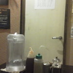 武蔵野アブラ學会 - 201304　武蔵野アブラ學会　最奥の席の真後ろは、スタッフ出入口＠＠