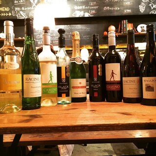 豊富な自然派ワインはグラス500円～ボトル2500円～