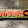 難波 肉と魚と酒 雄 - 料理写真:黒毛和牛もも肉のタタキ