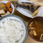 太湖 - ほっけひもの、小鉢、赤だし、ご飯（中）