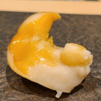 寿司赤酢・望月 - ⑦石垣貝(正式名:蝦夷石影貝)(岩手県産)
                    鳥貝の様に鮮度が良いものは叩くと反射で身が締まり、鯱の様にキュッと反り返る
                    逆に叩かないとヌルッとした食感で物足りない
                    独特の香りと旨みが拡がる