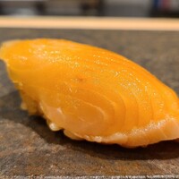 寿司赤酢・望月 - ⑮琵琶鱒(滋賀県琵琶湖産)
                    桜鱒の亜種、海へ降りる代わりに琵琶湖へ降り、産卵期に河川へ遡上する陸封型
                    桜鱒より淡白で脂のりは特に穏やか
                    赤酢との組み合わせだと主張が弱いかも