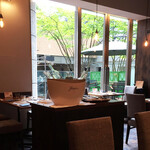 CIRCULO - 緑が綺麗、入り口にカウンターキッチンでシェフの顔が見える造り