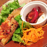 CIRCULO - 前菜：キャロットラペ、タルトフランベ？、スモークサーモン、トマトのマリネ(はちみつに漬けてからバルサミコでマリネ、ドライトマトのような食感◎)