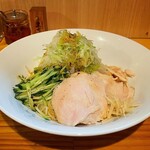 秋葉原ラーメン わいず - ネギやきゅうり、生姜がたっぷりです