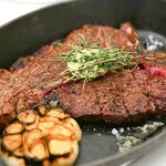 BLT STEAK  ROPPONGI - ﾌﾟﾗｲﾑ ﾄﾞﾗｲｴｲｼﾞﾝｸﾞTﾎﾞ-ﾝｽﾃ-ｷ(For one/14500円)はこれで1人用？というサイズ感。ソースは7種から好きなだけ選べるっぽいけど、ソース無しでも旨みがたっぷり詰まったお肉