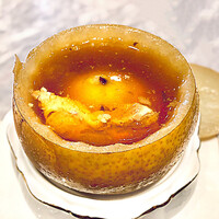 中国意境菜 白燕 - ◎ 白岩シェフ… 梨と天然樹脂（桃膠 タオジャオ）の薬膳スープ　✽ 手間ひまかけて作られるスープですが、これも白燕さんの魅力ですね。