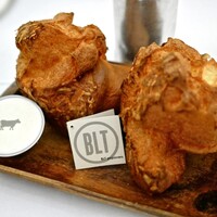 BLT STEAK  ROPPONGI - ジャンボなポップオーバー(2名分)。外側はサクッと中はしっとり。添えられたホイップバターもウマウマ。ミルク缶のような容器に入ったコーシャーソルトで味変も楽しめる。